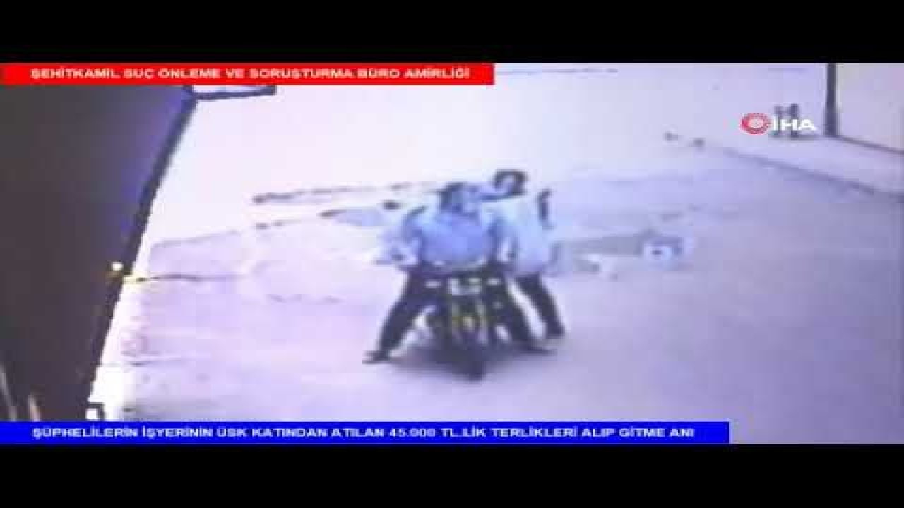 Terlik hırsızları kameraya yakalandı