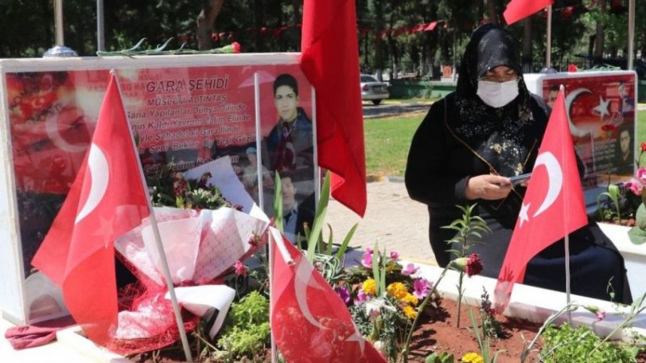 Video Haber...Tam kapanmadan muaf tutulan şehit aileleri çocuklarının mezarlarını ziyaret edip dualar ettiler