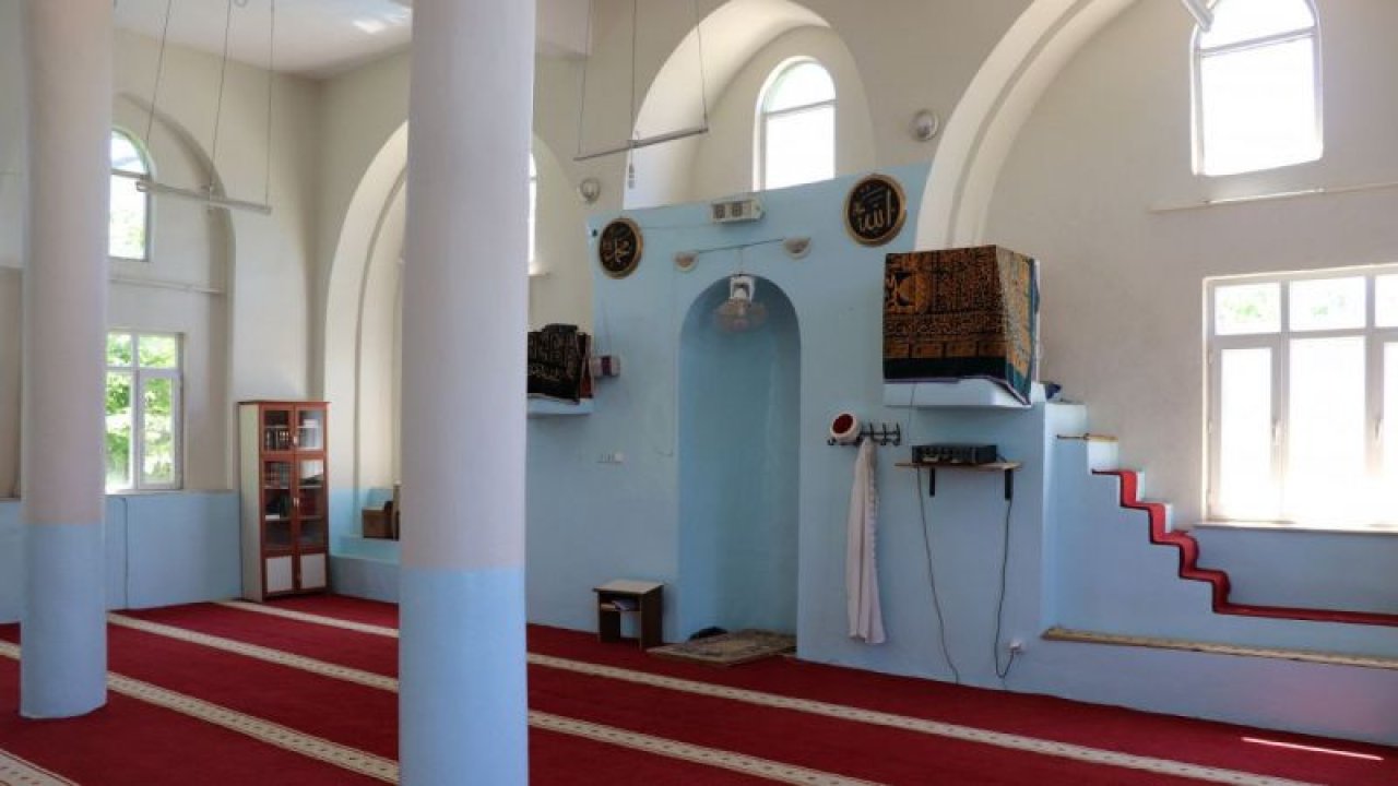 Hayırsever iş adamının bakım ve onarımını yaptırdığı cami bayrama hazırlandı