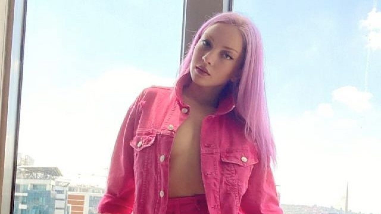 Şarkıcı Ece Seçkin, Instagram'dan peş peşe iç çamaşırsız pozlarını paylaştı