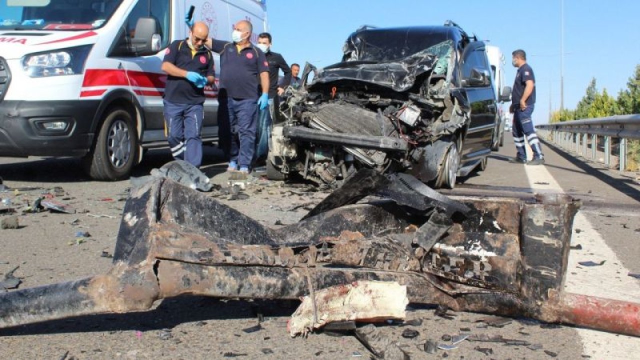 Son Dakika...Video Haber...Gaziantep'te Yeni Otomobil Aldılar,Nazar Değdi!Yeni aldıkları otomobille tıra arkadan çarptılar