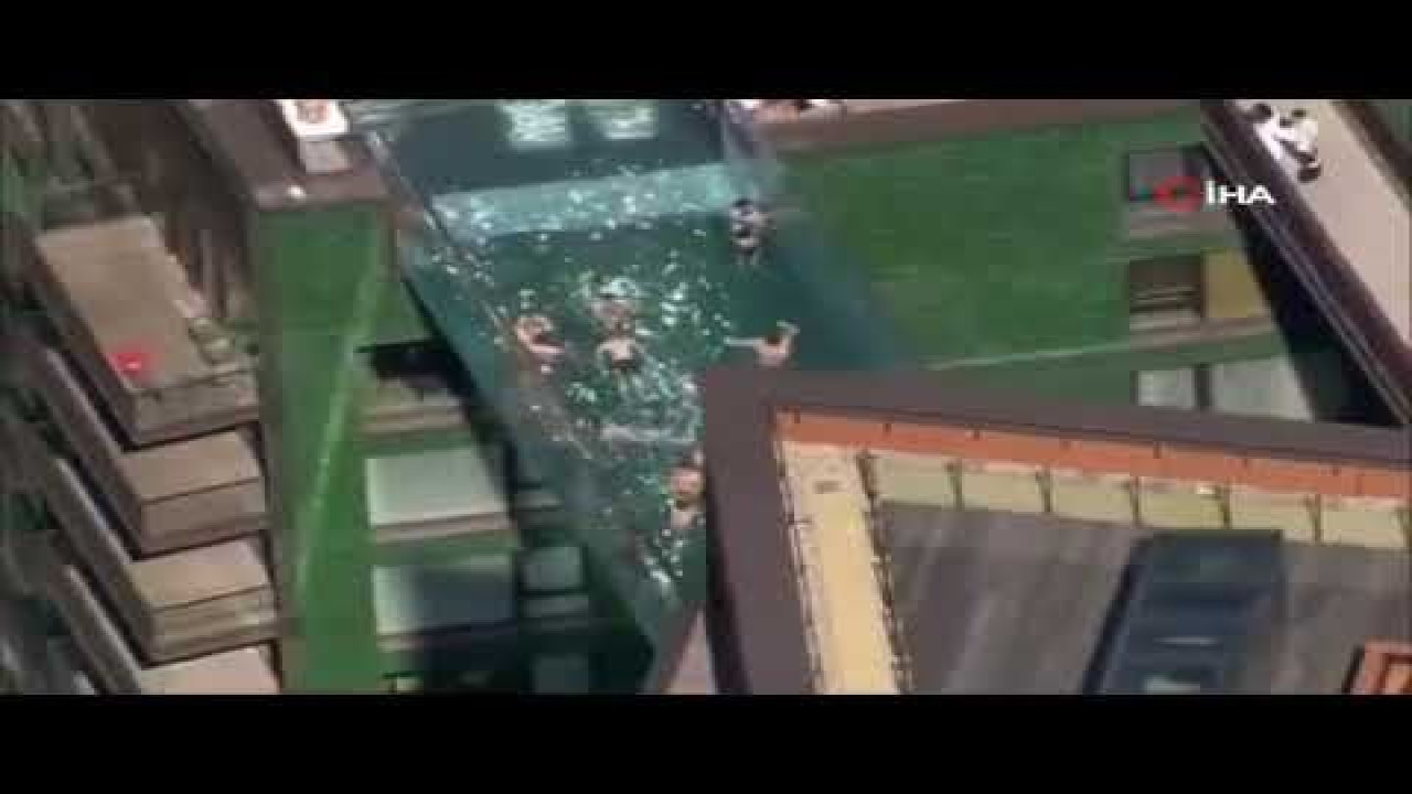 Dünyanın ilk transparan gökyüzü havuzu ziyaretçi akınına uğradı