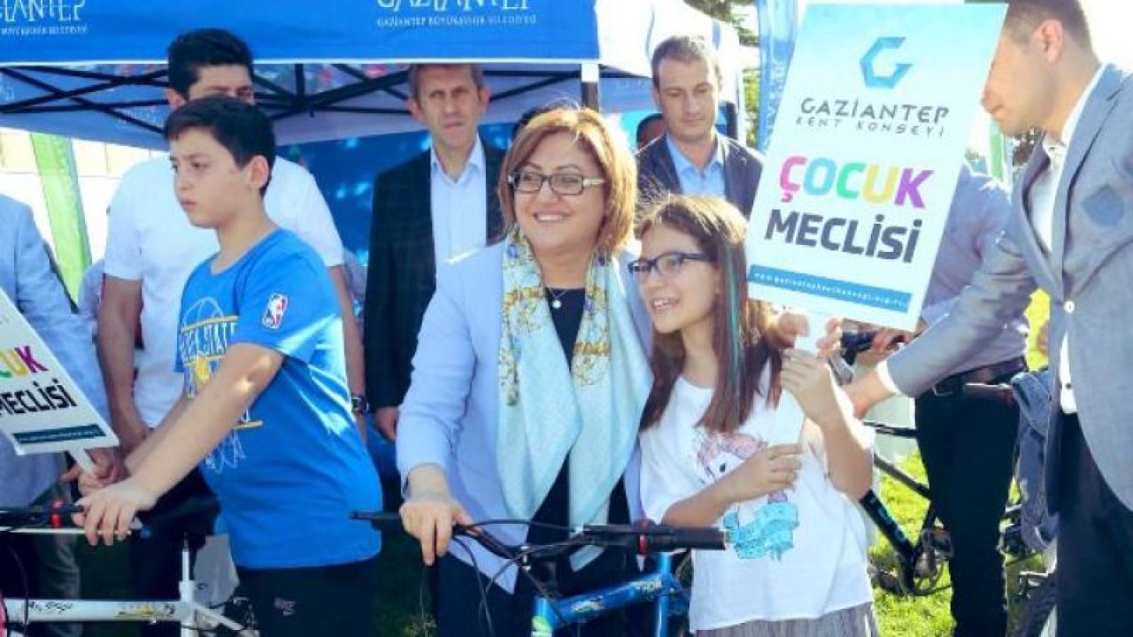 Fatma Şahin bisiklet kullanımına teşvik ediyor