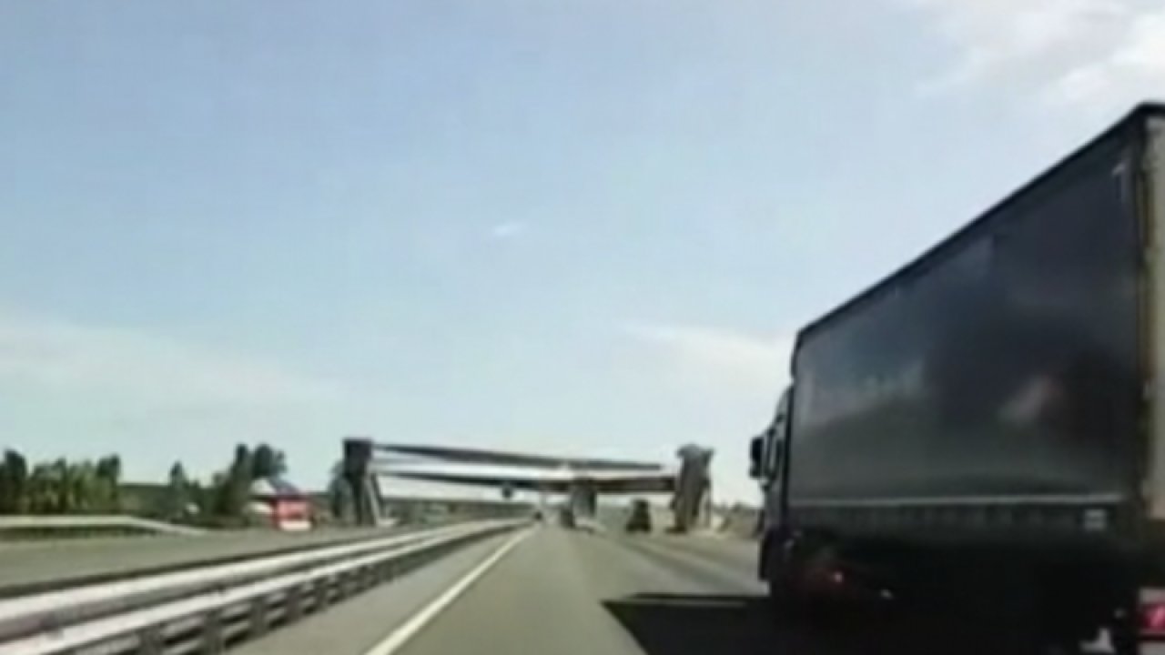 Rusya’da damperi açılan kamyon üst geçidi yıktı