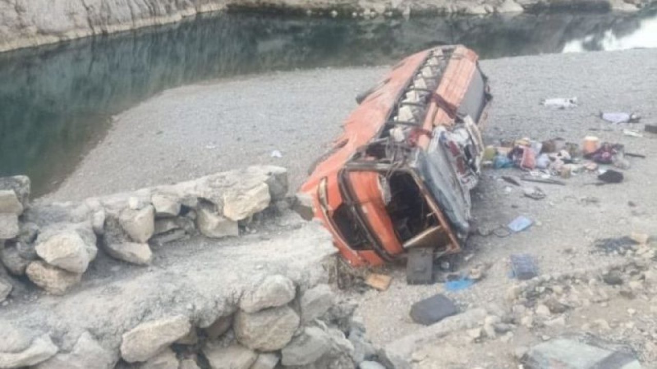 Pakistan’da yolcu otobüsü devrildi: 18 ölü, 30’dan fazla yaralı