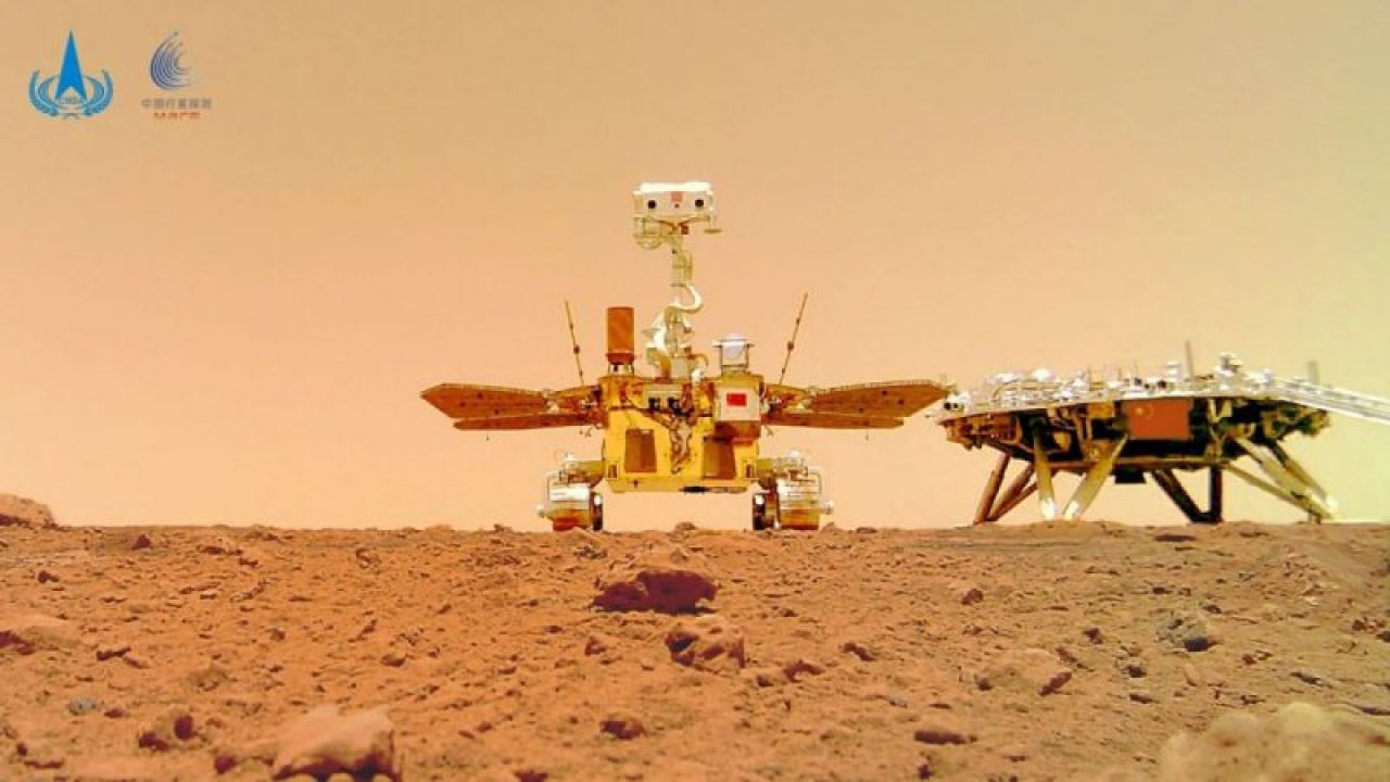 Çin’in Mars keşif aracı Zhurong, Kızıl Gezegen’den fotoğraf gönderdi