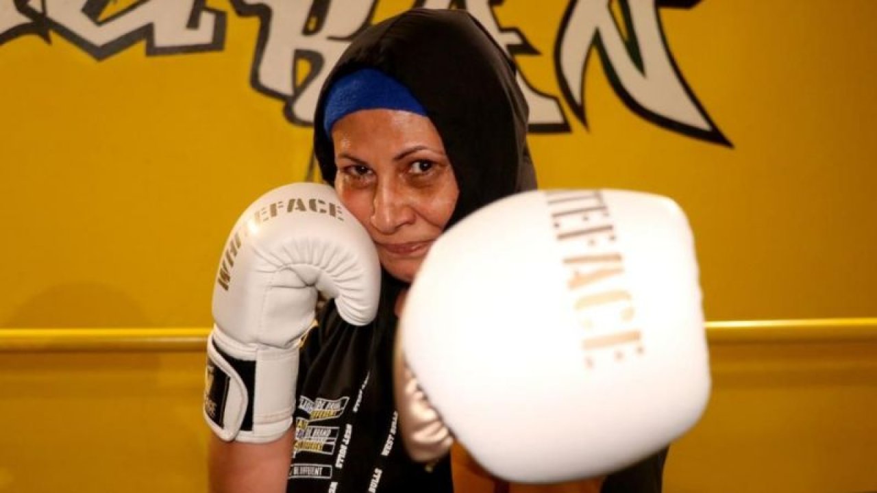 56 yaşındaki kick boks sporcusu gençlere taş çıkartıyor