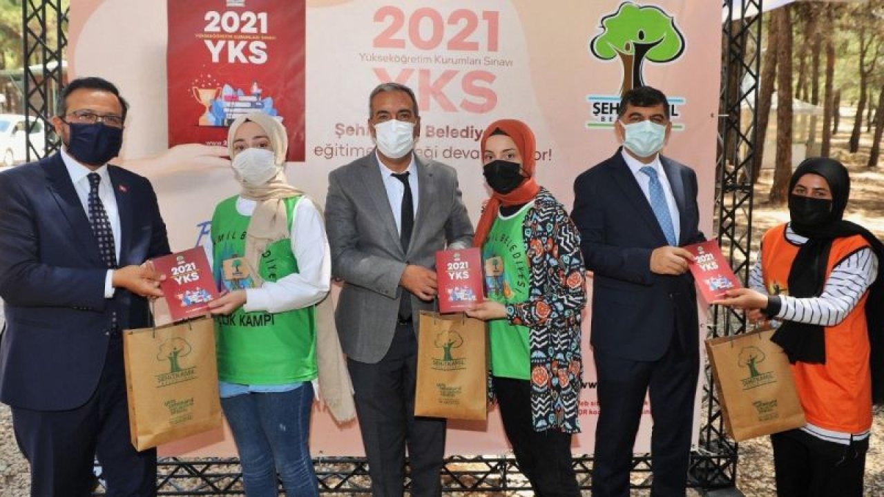 Rıdvan Fadıloğlu, öğrencilere YKS kitapçığı dağıttı