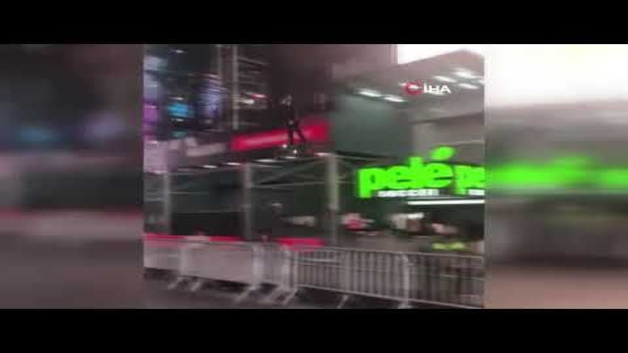 Times Meydanı’nda bir kişi "hoverboard" ile uçtu