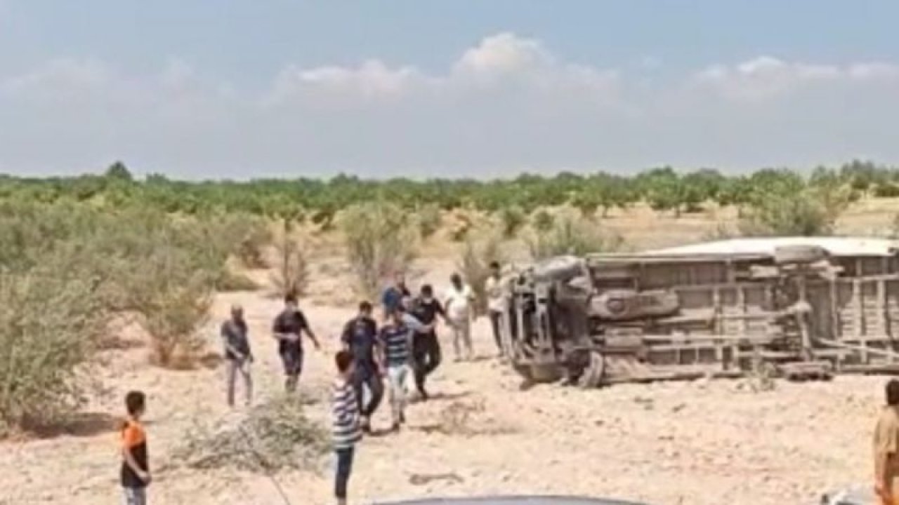 Lastiği patlayan minibüs taklalar attı: 4 yaralı