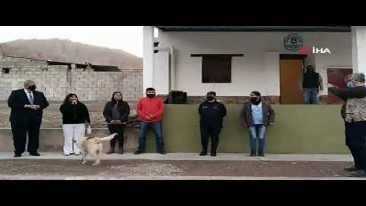 Konuşma yapan belediye başkanının üzerine köpek işedi