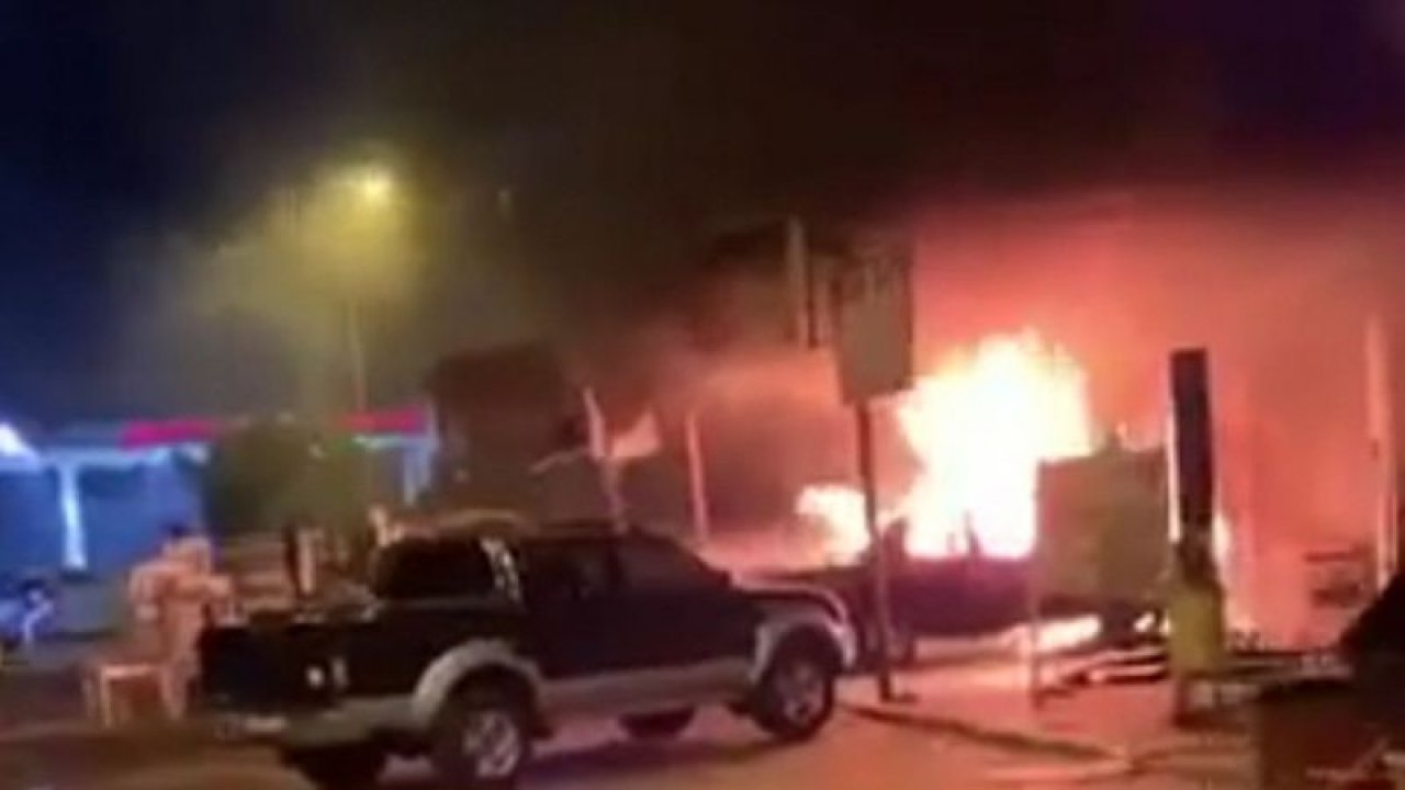 Gaziantep'te otomobil alev aldı... Tamirhane Kullanılamaz Hale Geldi