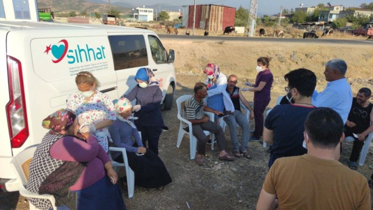 Tarım işçileri çalıştıkları tarlalarda aşılanıyor