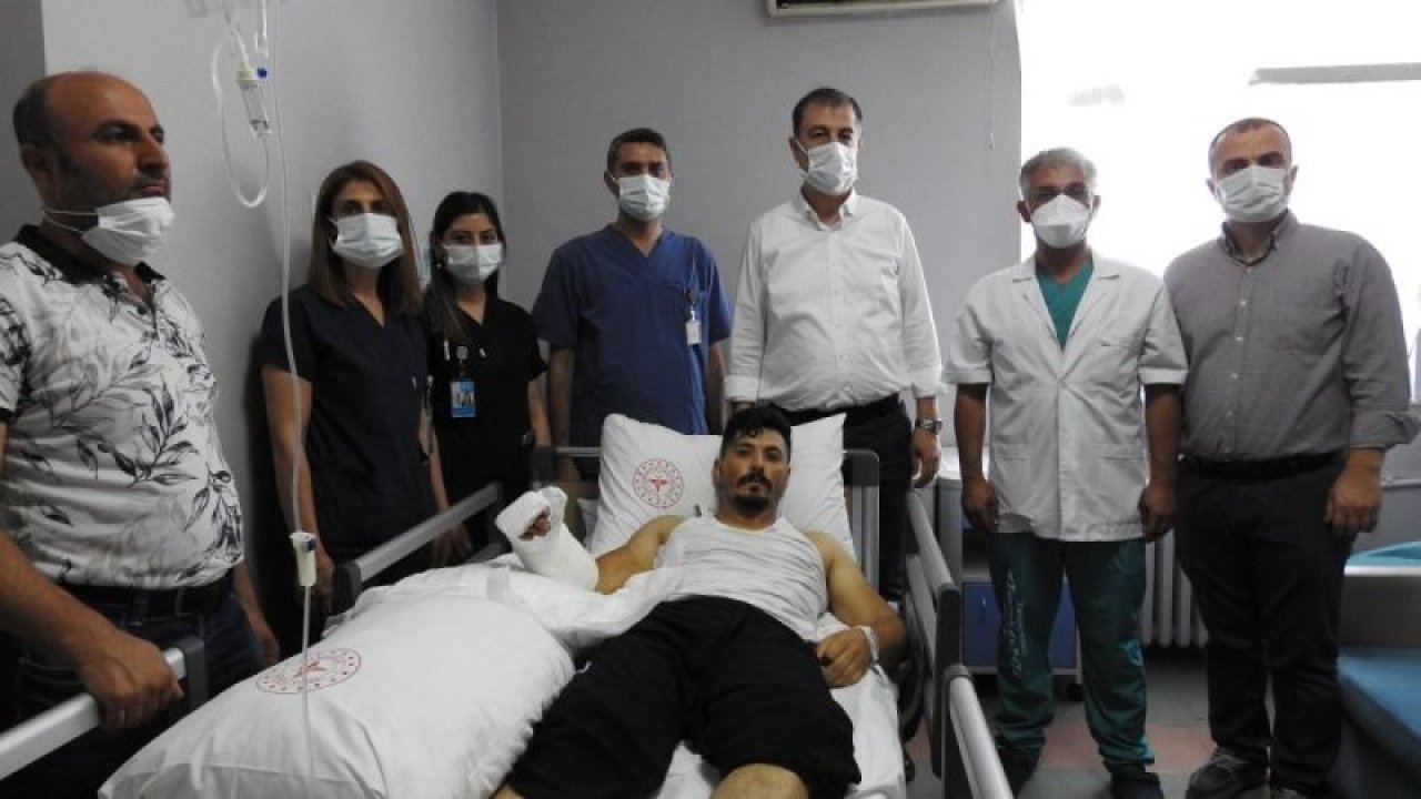 Hamur makinasına kaptırdığı eli, 12 saatte yerine dikildi