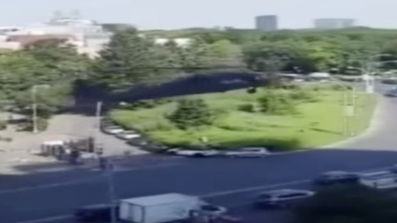 Askeri helikopter, trafiğin ortasına acil iniş yaptı