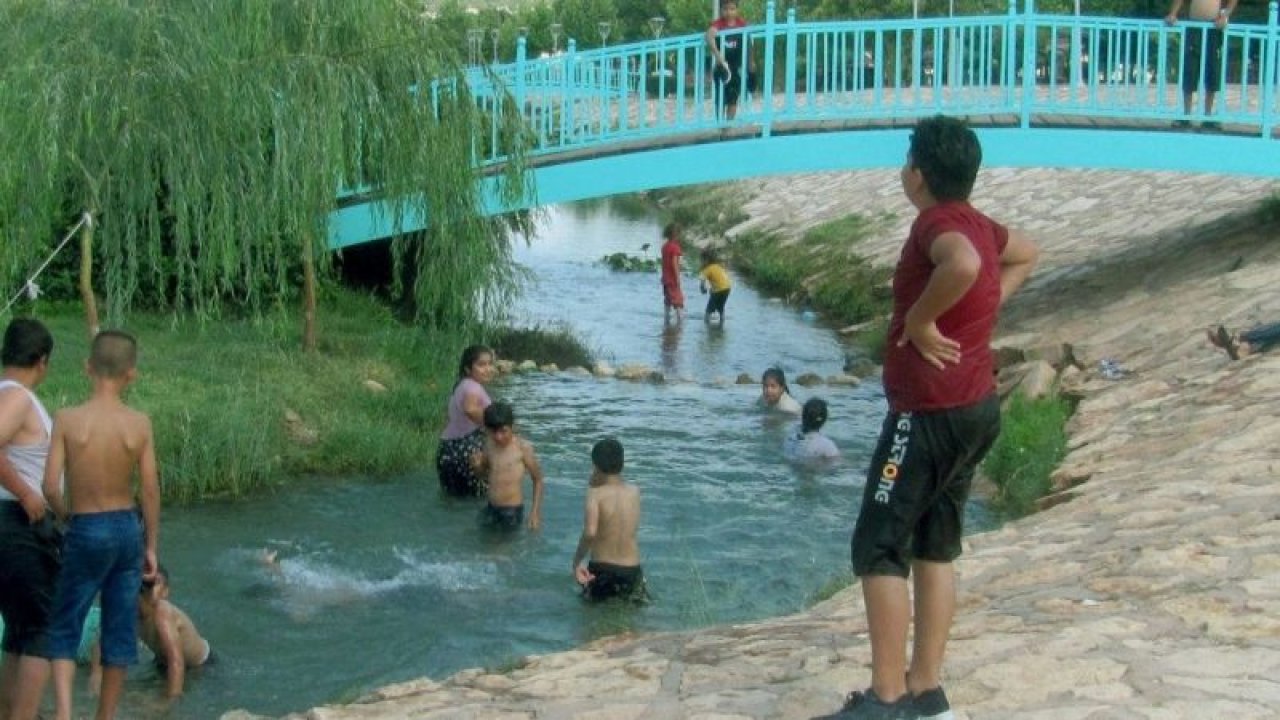 Aşırı sıcaklardan bunalan çocuklar, derelerde serinliyor