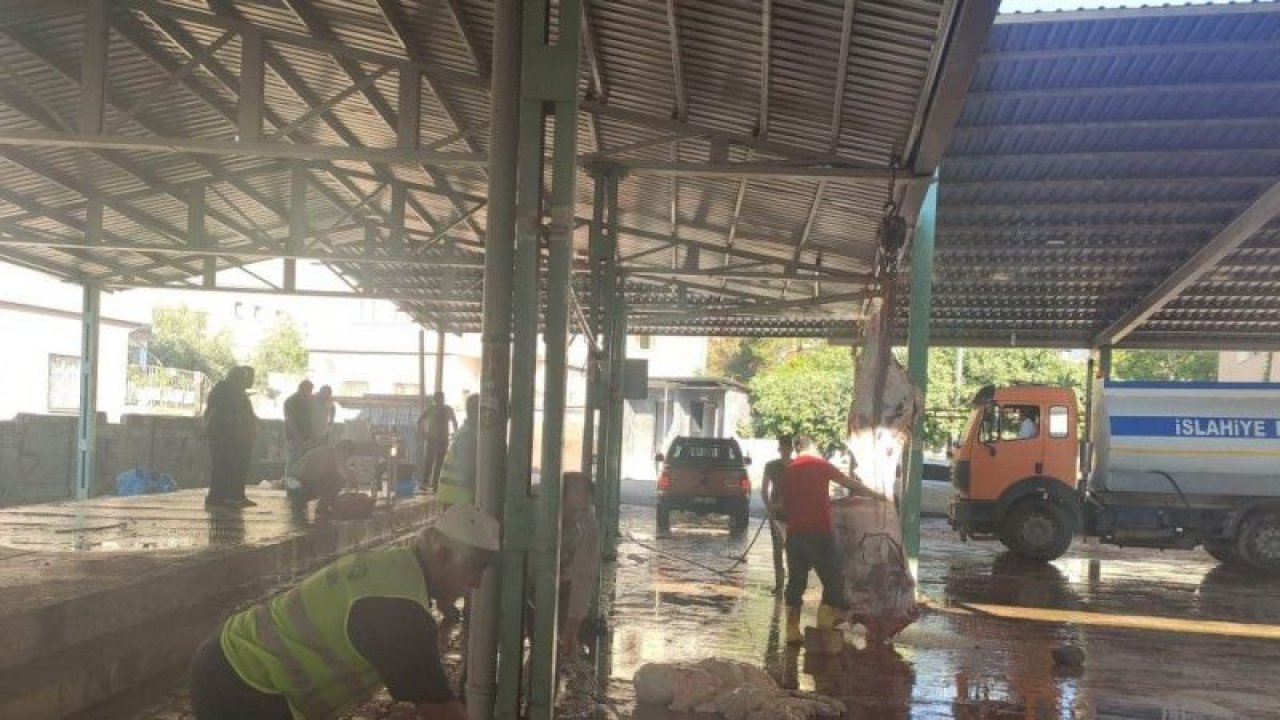 İslahiye'de kurban kesim alanlarında temizlik ve dezenfektan çalışması yapılıyor