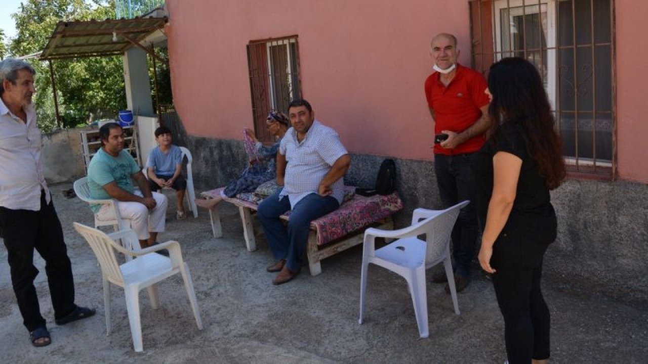 Foto Haber:Gaziantepli kadın muhtar evleri tek tek gezerek vatandaşları aşıya teşvik ediyor
