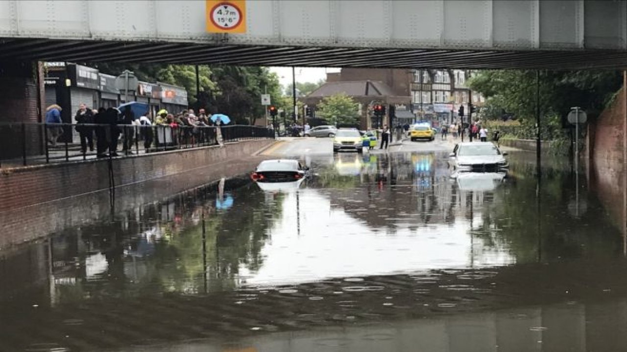 Londra’daki şiddetli yağış sele neden oldu
