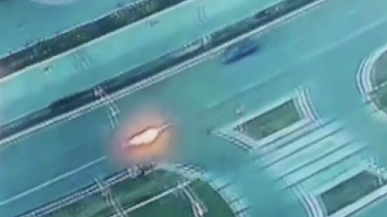 Rusya’da otomobille yarışan motosiklet alev topuna döndü
