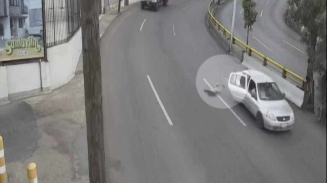 Küçük çocuk seyir halindeki araçtan yola düştü