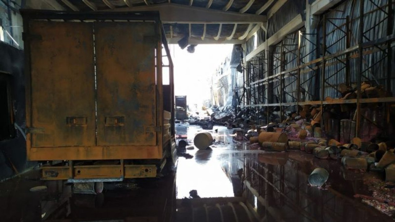 Son Dakika:Gaziantep'te Boya fabrikasındaki yangında milyonlarca liralık zarar oluştu