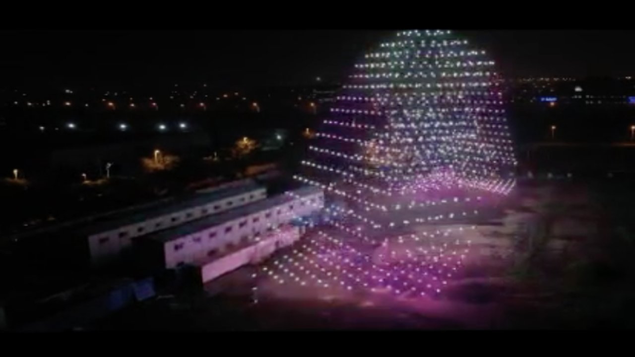 Olimpiyatlara katılan Çinli sporcular için drone gösterisi