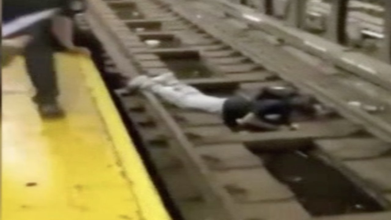 New York metrosunda raylara düşen yolcu son anda kurtarıldı
