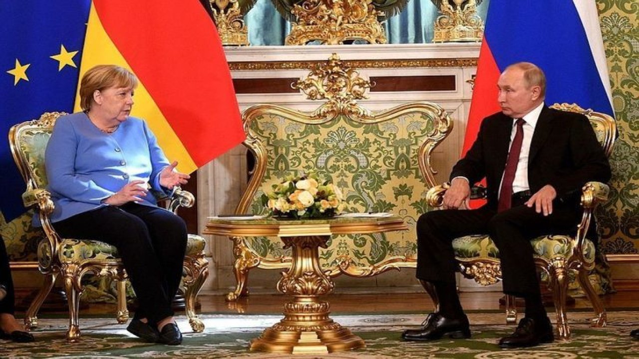 Putin’le görüşmesi sırasında Merkel’in telefonu çaldı