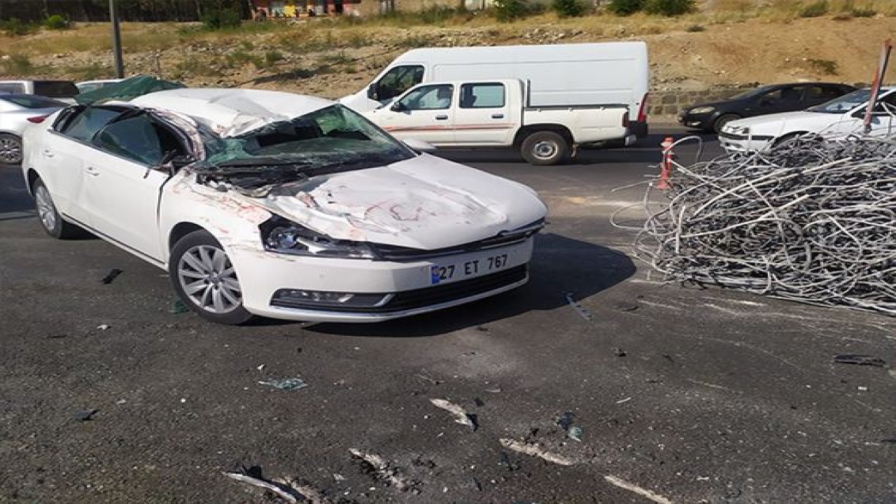 Son Dakila:Video Haber...Gaziantep'te demir yüklü kamyonet otomobilin üzerine devrildi