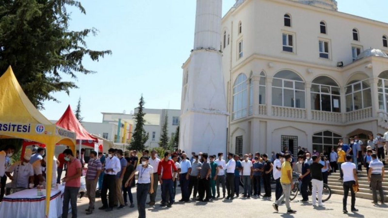 GAÜN’de cuma namazı sonrası aşure dağıtıldı