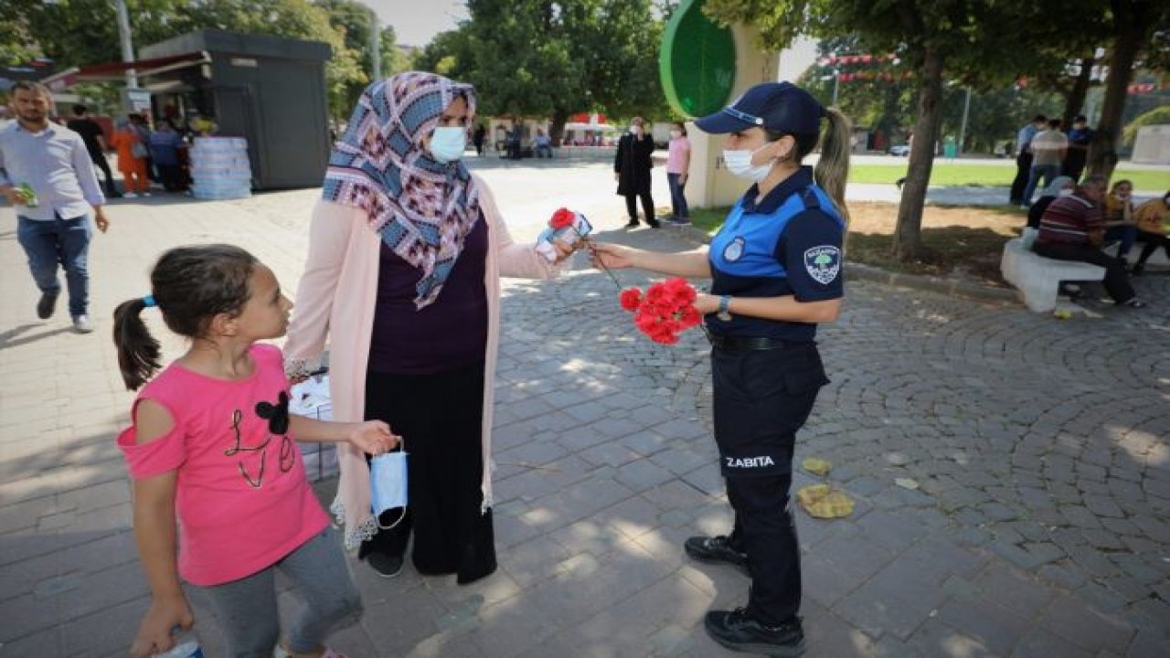Zabıta ekipleri,vatandaşlara karanfil armağan etti