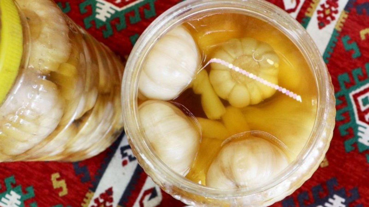 Video Haber:Sarımsak turşusu nasıl hazırlanır.Sosyal medya ile hatırlanan lezzet: Sarımsak turşusu