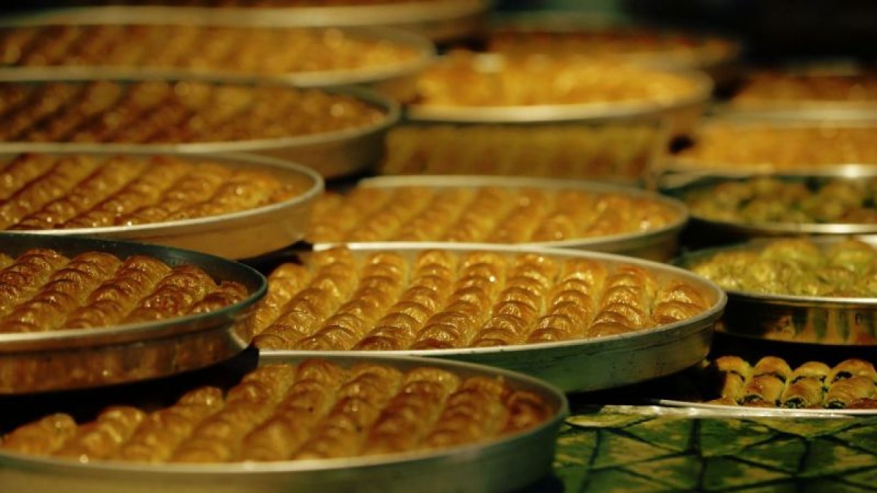 Yorumlarınız...Gaziantep'te baklavacıların gramajda kutu vurgunu! Vatandaşın yılda 30 bin ton baklavasını kimler çalıyor?
