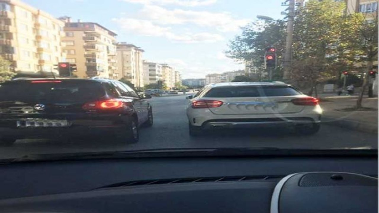 Bu Haber Yorumsuz! Gaziantep'te Aracını Kırmızı Işıkta Park Etti