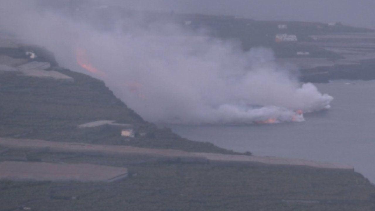 La Palma’daki Cumbre Vieja Yanardağı’ndan çıkan lavlar Atlantik Okyanusu’na ulaştı