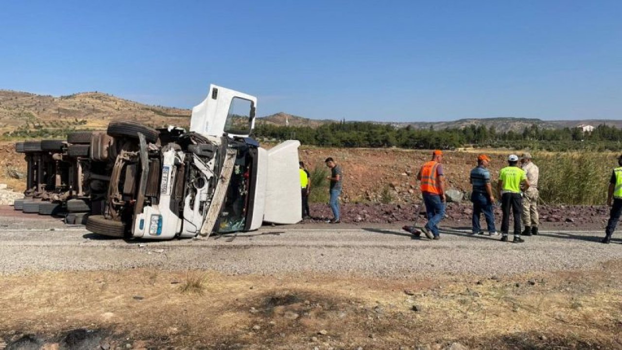Son Dakika: Foto Haber...Katliam Gibi Kaza!Kilis'te tır ile otomobilin çarpışması sonucu 4 kişi yaşamını yitirdi