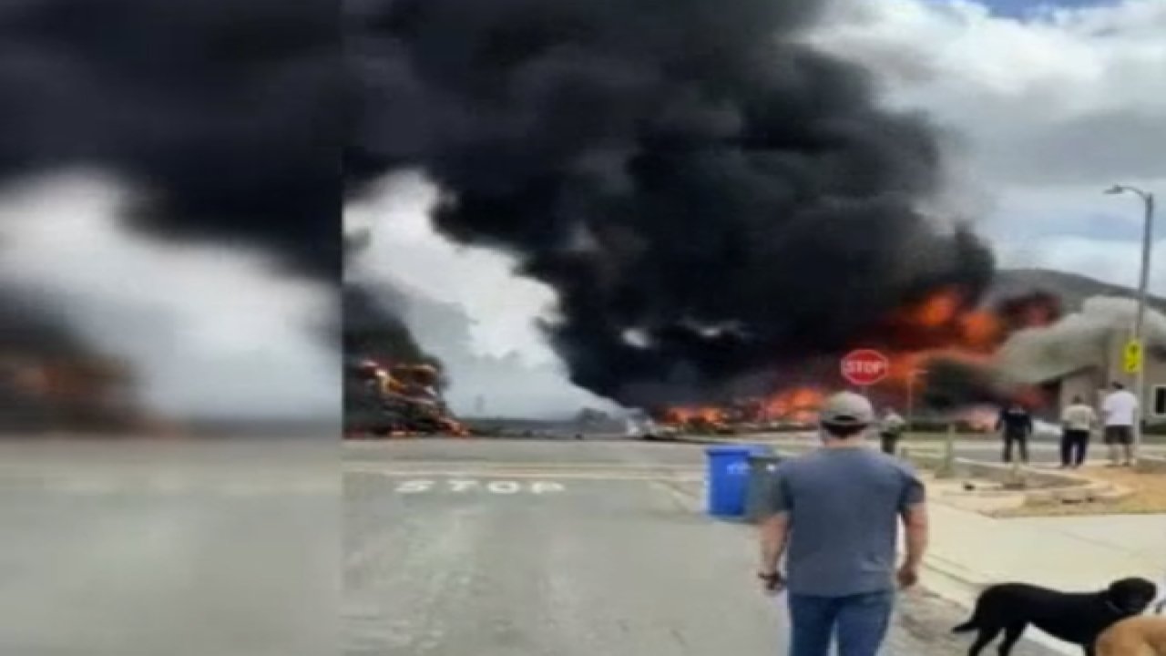 ABD’de bir uçak yerleşim yerine düştü