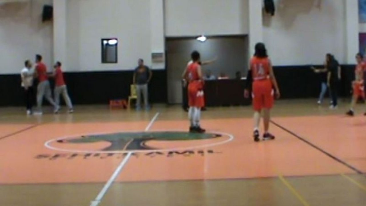 Son Dakika: Video Haber...Gaziantep'te kadın basketbol maçında erkek şiddeti