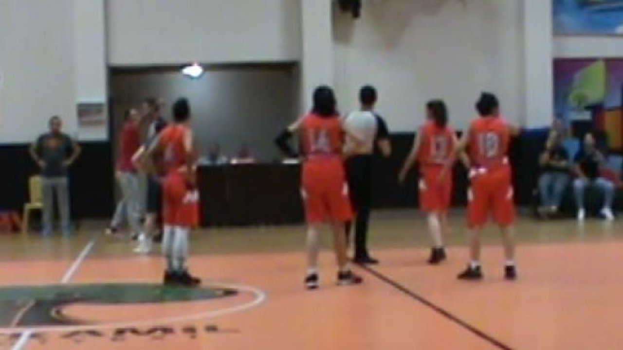 Kadın basketbol maçında erkek şiddeti