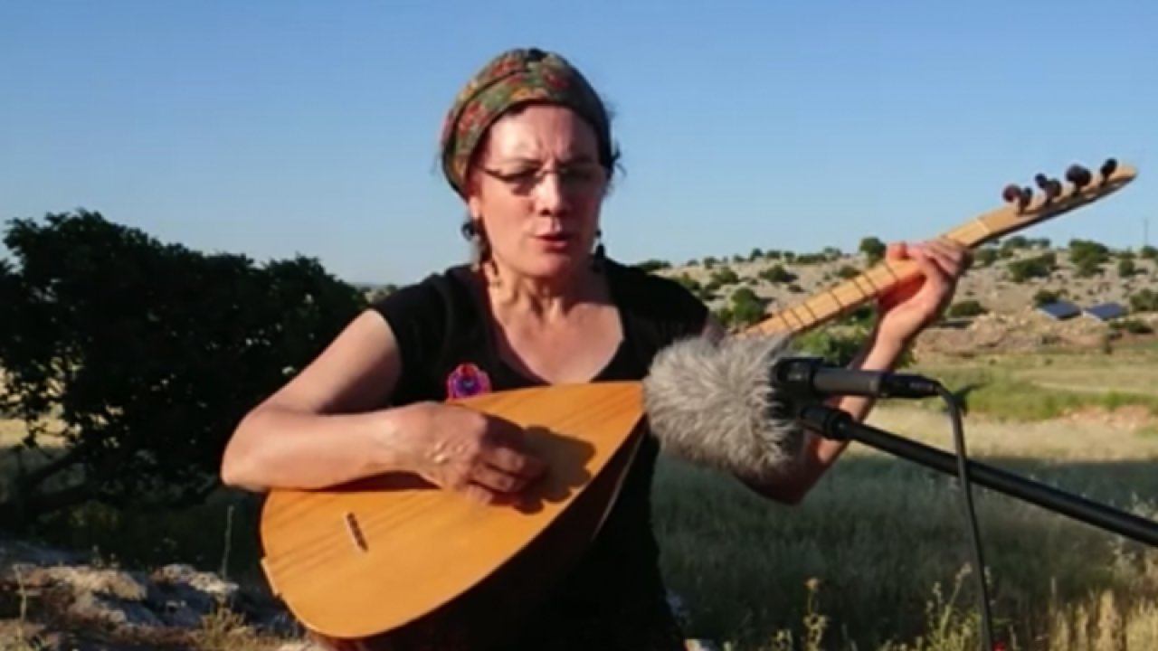 Barak Söyleyen Kadın Türkücü Coşturuyor