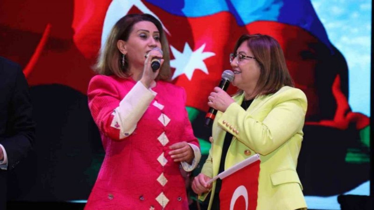 Ünlü sanatçı Azerin Belediye Başkanı Şahin ile düet yaptı