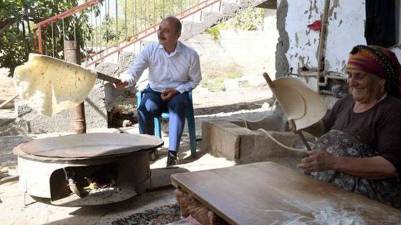 Köylü kadınlarla yufka ekmeği pişirdi