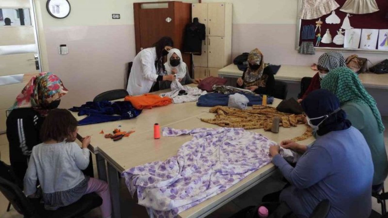 Kadınlar elbiselerini hem ucuza mal ediyor hem de gelir sağlıyor