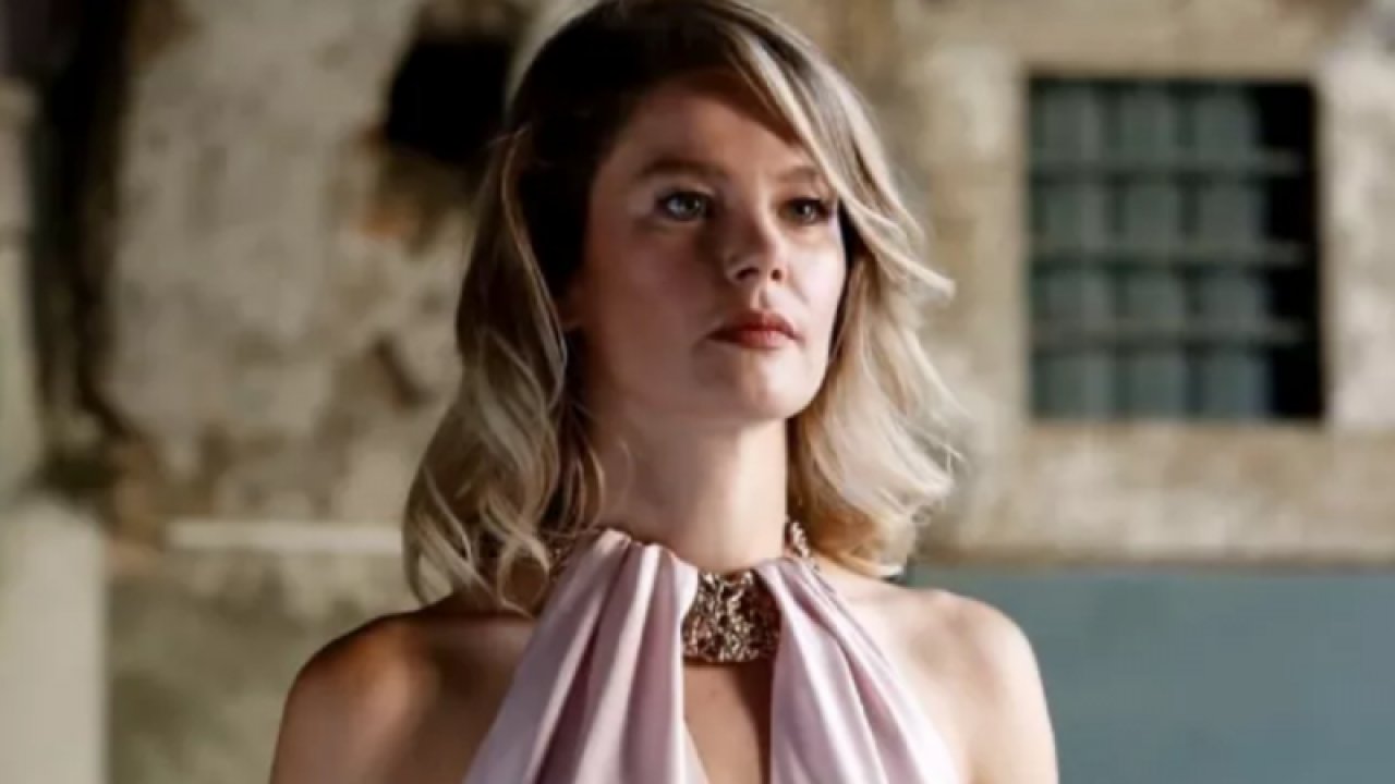 Camdaki Kız dizisinin Nalan’ı Burcu Biricik üstü transparan süper mini elbisesiyle kendine hayran bıraktı