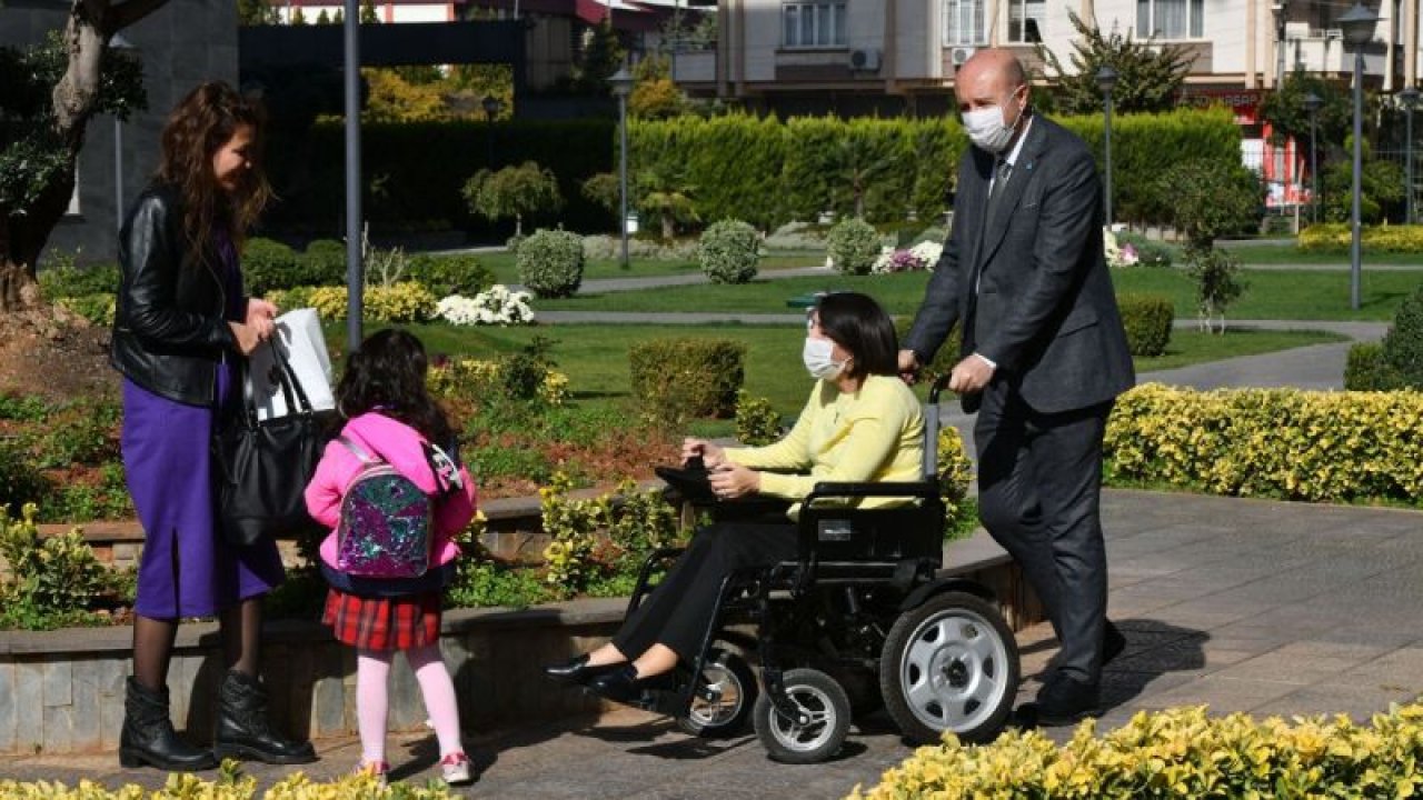 Engelli öğretmeni 5 yıldır eşi tekerlekli sandalyeyle okula götürüyor