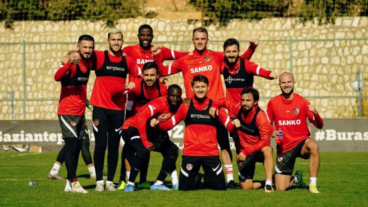 Geleneksel poz kırmızılardan