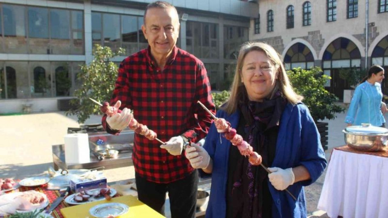 Dünyaca ünlü Amerikalı gurme,Gaziantep yemeklerini hem yaptı hem yedi