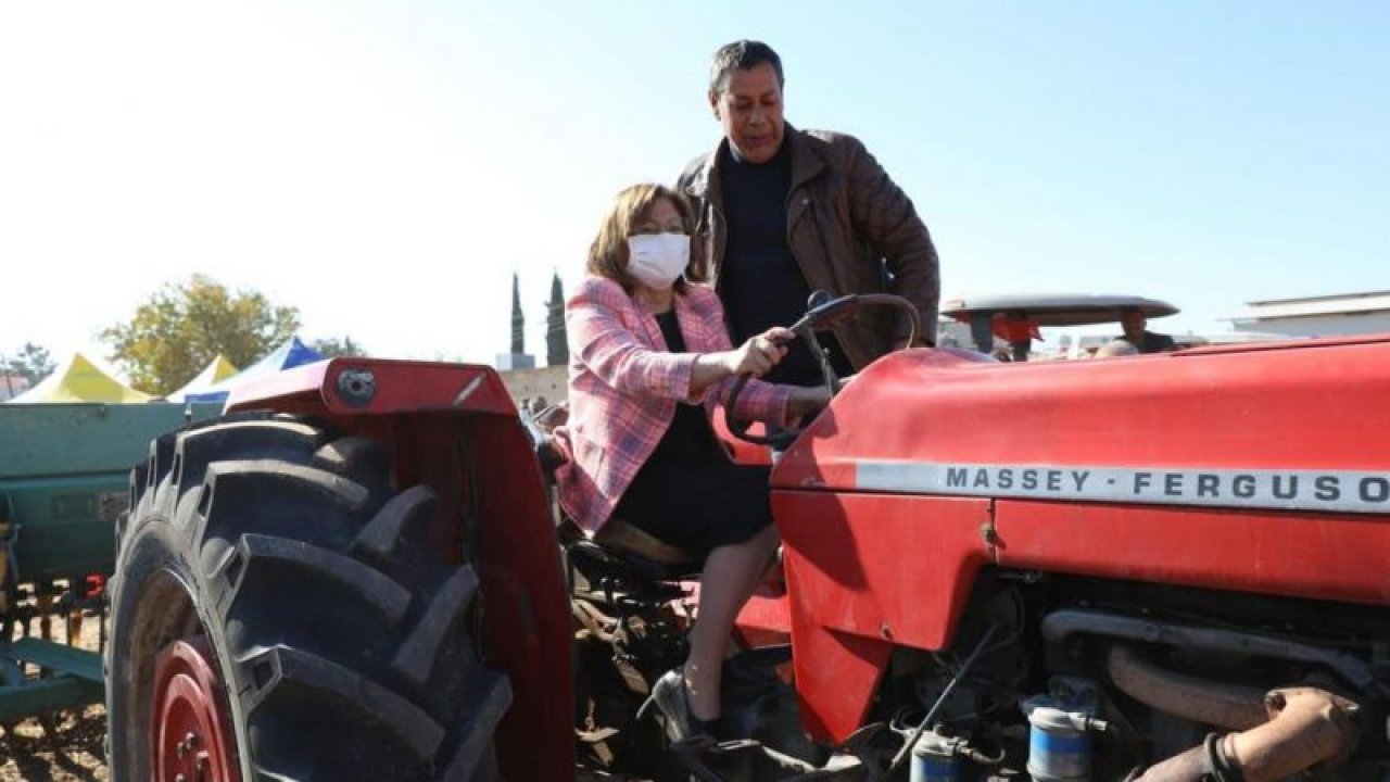 Video Haber: Fatma Şahin, Önce Traktör Sürdü, Ardından Kadınlarla Malhıtalı Köfte Yoğurdu