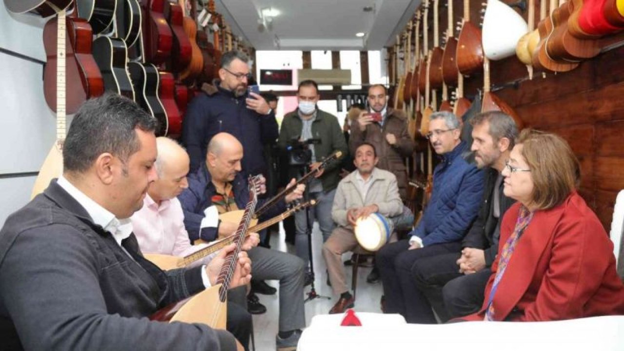 Video Haber:Gaziantep Büyükşehir Belediye Başkanı Şahin bağlama çalıp türkü söyledi